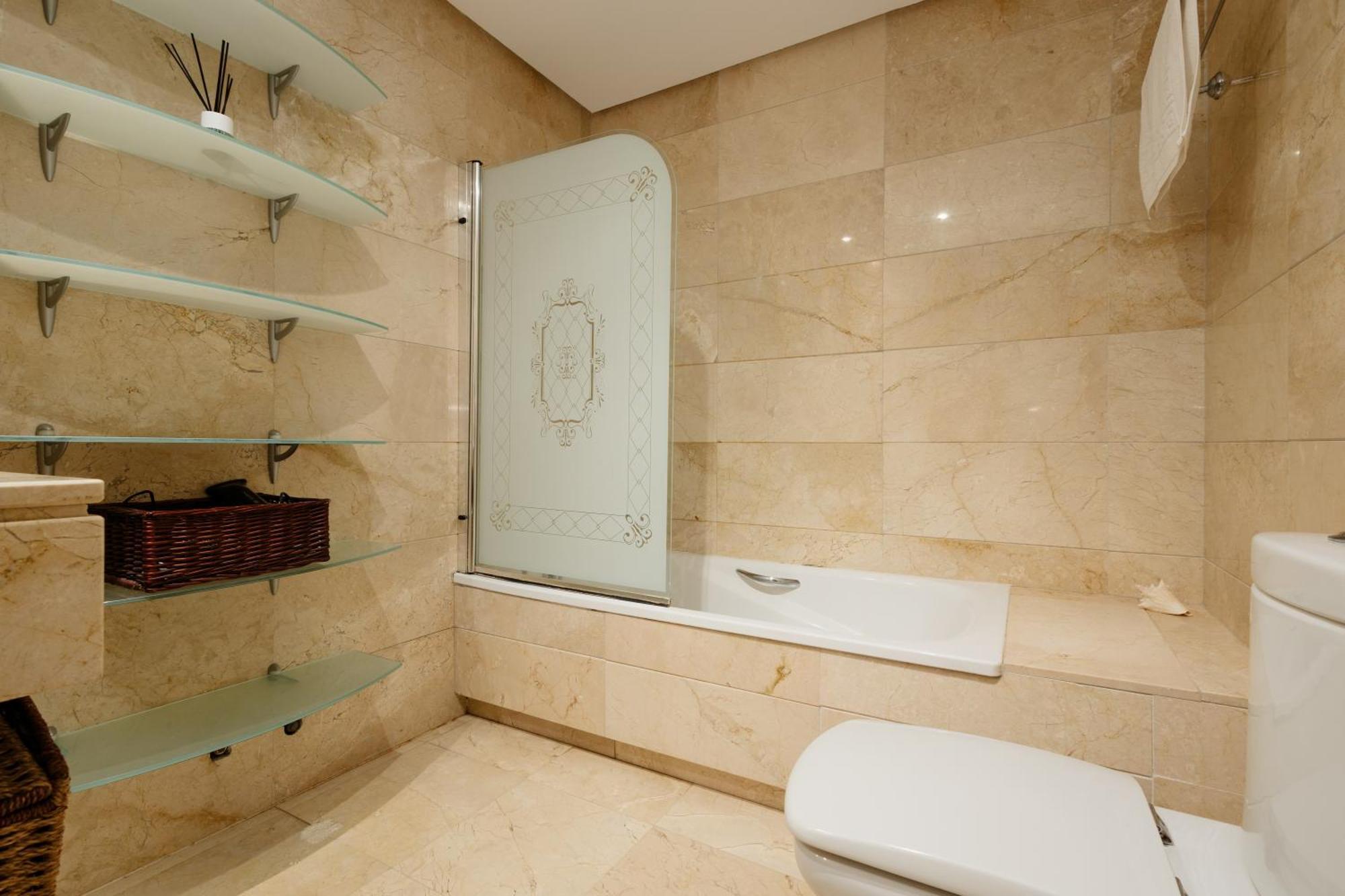 Ground Floor Holiday Apartment With Terrace And Pool In Puerto Banus, マルベーリャ エクステリア 写真