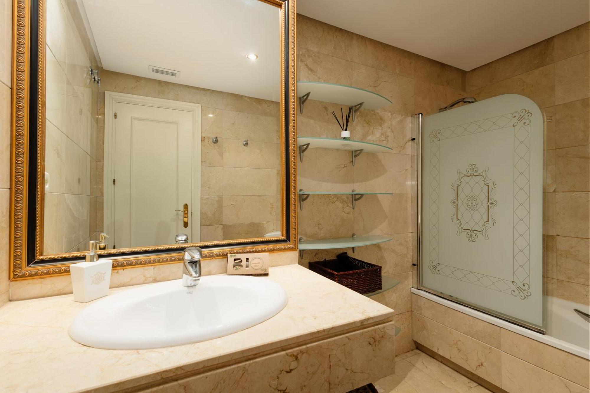 Ground Floor Holiday Apartment With Terrace And Pool In Puerto Banus, マルベーリャ エクステリア 写真