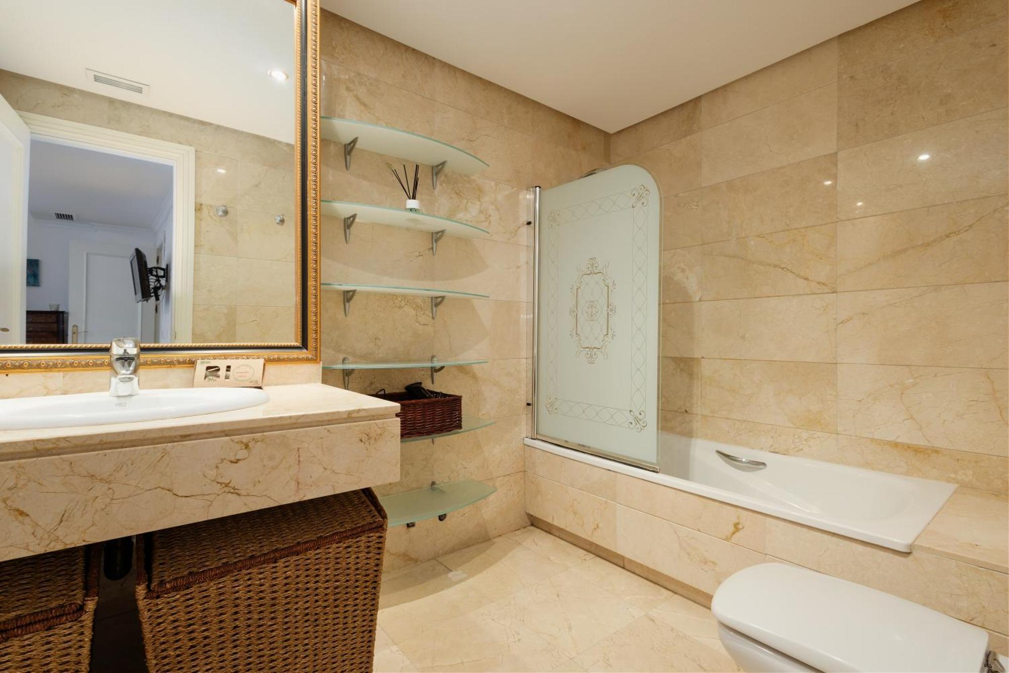 Ground Floor Holiday Apartment With Terrace And Pool In Puerto Banus, マルベーリャ エクステリア 写真